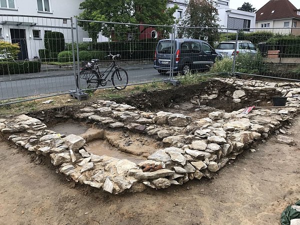 Grundriss eines Hauses: Direkt an der Straße "Am Kalberdanz" befinden sich die Reste von Bruchsteinmauern. - © LWL