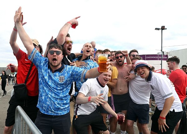 Englische Fans feiern bei einem Public Viewing in Manchester den Sieg ihrer Mannschaft. - © Bradley Collyer/PA Wire/dpa