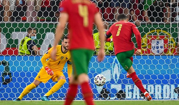Portugals Cristiano Ronaldo trifft gegen Frankreichs Torwart Hugo Lloris zum 1:0. - © Robert Michael/dpa-Zentralbild/dpa