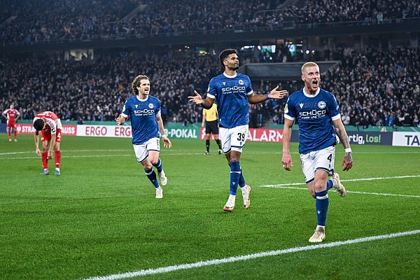 Die Arminen bejubeln in der Pokalsaison 2024/25 das Tor von André Becker (Mitte) zum 2:0-Endstand gegen Union Berlin. - © Teresa. Kroeger
