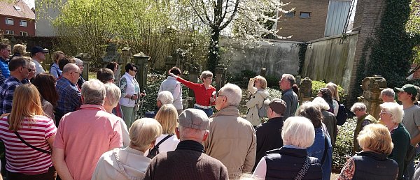 Die Vereinsvorsitzende Elisabeth Kloke-Kemper führt die große Gruppe über den jüdischen Friedhof. - © AEGIDIUS ENGEL