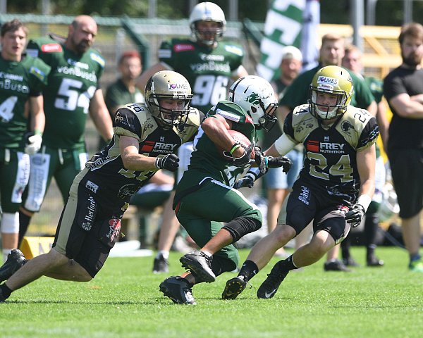 Nur ein Viertel mitgetanzt: Bert Smith (am Ball) und die Bielefeld Bulldogs führten in Paderborn nach dem ersten Quarter mit 14:7 - und verloren 14:48. - © Marc Köppelmann