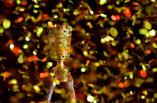 Das Objekt der Begierde: Zehntausende Fans wollen dabei sein, wenn Arminia erstmals die Chance auf den DFB-Pokal hat. - © picture alliance/dpa/dpa-Zentralbild/Pool