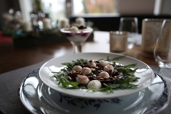 Das Carpaccio aus Roter Bete und Mozzarella. Foto: Dunkel - © www.gerald-dunkel.de