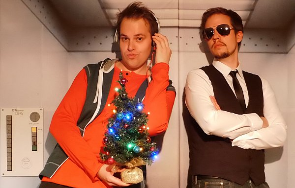 Die beiden Betreiber des Zimmertheaters, Stefan Marx und Simon Hillebrand, präsentieren ihre „Schrille Nacht“ bei einem Drei-Gänge-Menü. - © Zimmertheater Höxter-Bad Driburg