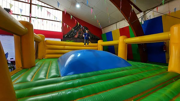 Im Lippiland steht Action für die Kids im Vordergrund. Der Indoor- und Abenteuerspielpark in Lemgo hat neben Hüpfburgen und Rutschen auch Trampoline und verschiedene Klettergerüste zu bieten. - © David Schellenberg