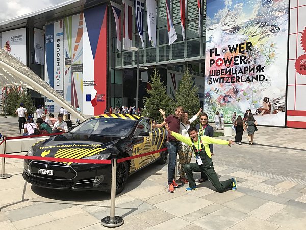 Auf der Expo: In der Schweiz war das Paar mit seinem Tesla auf der Expo zu Gast. - © Privat
