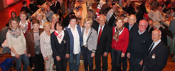 Ausgezeichnet: (v. l.) Karina Lindhauer, Maria Hupe, Romana Ornik, Gisela Kößmeier, Ulrike Fischbach, Marlies Hönsch (alle 20 Jahre), Annette Börger, Christine Austermann, Veronika Scheipers, Bernhard Winnemöller (alle 35 Jahre), Hiltrud Dunschen (45 Jahre), Heinz Bolte (40 Jahre) und Alfred Hein sowie Josef Protte, die für 60 Jahre in den Reihen des DRK ausgezeichnet wurden. - © FOTOS: LEX