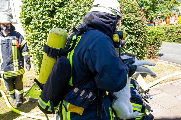 Ein Feuerwehrmann transportiert die Katze. - © Feuerwehr Porta/Michael Horst