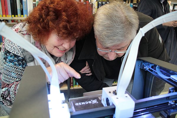 Neugierig: Rosi Hülsmann und Michael Rostek schauen sich den 3D-Drucker ganz genau an. - © Fabian Herbst