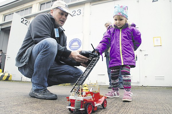oßer Spaß: Die zweijährige Leonie freut sich über das historische 

Feuerwehrfahrzeug, das Michael Nöhre (RC Modellbauclub Göttingen) vom 

Kinderspielzeug zum ferngesteuerten Modell umbaute. - © Melanie Peter