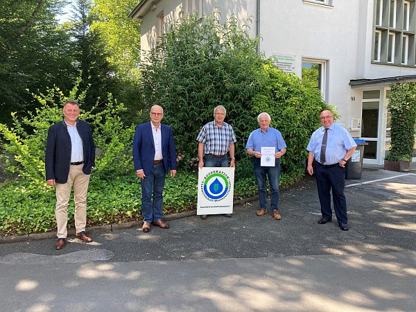 Stefan Berens (v. l.), Hubertus Beringmeier, Norbert Hermelingmeier, Johannes Giesguth und Michael Bernemann freuen sich über die Verlängerung der Wasserkooperation im Kreis Paderborn. - © Wasserkooperation Kreis Paderborn
