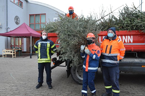 Marvin Willrich (l.) und Stephan Föste (r.) mit den beiden jugendlichen Sammlern Zederick Heier (oben) und Niklas Wendt von der Jugendfeuerwehr Oerlinghausen. - © Karin Prignitz
