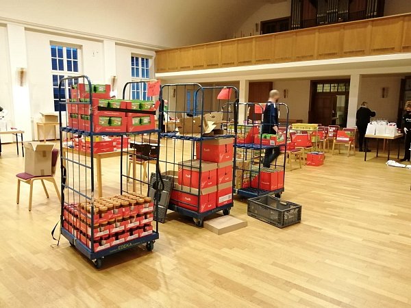 250 Tüten wurden von Ehrenamtlichen für bedürftige Herforder gepackt. - © Sven Steinkühler