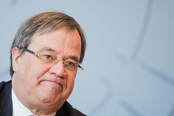 Armin Laschet fände, es wäre ein stärkeres Zeichen, wenn die Schüler in ihrer Freizeit streiken würden. - © picture alliance/dpa