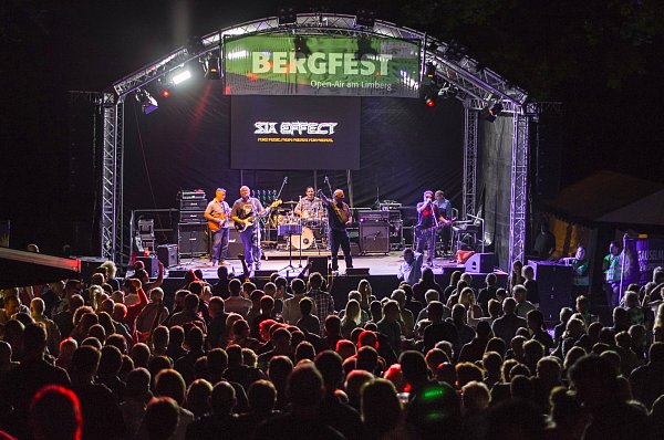Open-Air auf dem Limberg: Mit dem "Bergfest" hat die Dorfgemeinschaft "Wir im Eggetal" eine ganz besondere Veranstaltung für Rockfans an historischer Stätte ins Leben gerufen. - © cut_mueller