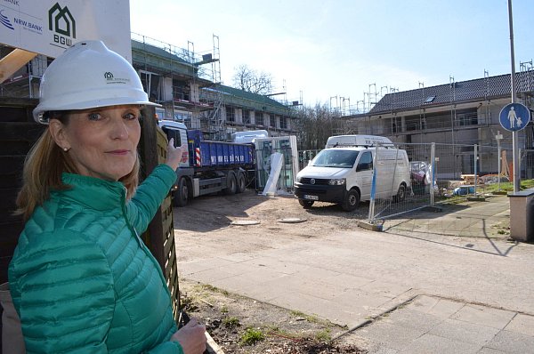 BGW-Geschäftsführerin Sabine Kubitza stellt die beiden Gebäude vor, von denen das rechte mit lediglich vier Zwei-Zimmer-Wohnungen das deutlich kleinere ist. - © Sibylle Kemna