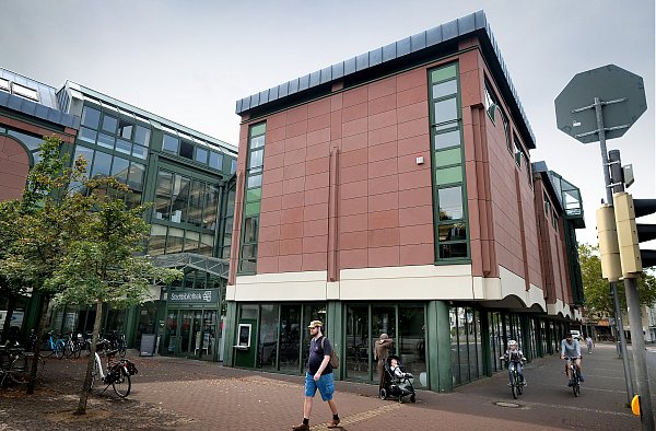 In der Gütersloher Stadtbibliothek werden Bücherwürmer und Spieleenthusiastinnen gleichermaßen fündig. - © Andreas Frücht