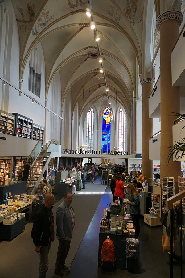 Außergewöhnliche Buchhandlung: Waanders in de Broeren in einer Kirche. - © Thomas Gerstner