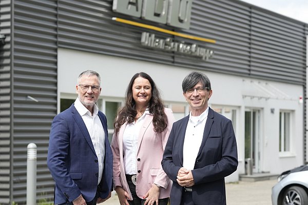 Geschäftsführender Gesellschafter Jürgen Urban (v. l.), Geschäftsführerin Franziska Schrodt und Beirat Prof. Dr. Olesch der ADU-Akademie. - © ADU