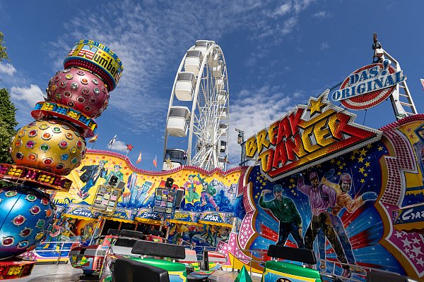 Die Kirmessaison in Paderborn startet seit mehr als 100 Jahren mit dem Lunapark. - © Niklas Tüns