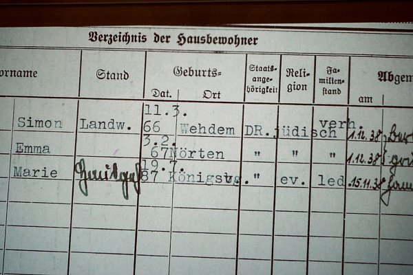 Historisches Dokument: Die Meldekarte verzeichnet den Wegzug der jüdischen Familie Sauer, nachdem ihr Hof abgebrannt war. - © Stadtarchiv Lübbecke