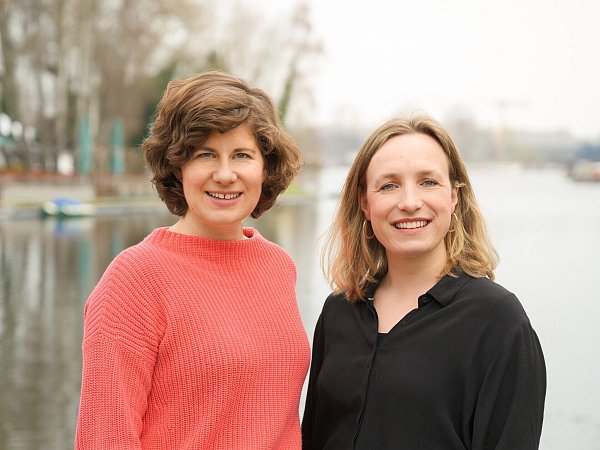 Sophia Trollmann (l.) und Marijke Lukowicz sind die Kuratorinnen des nächsten Kunst-Tatorts. - © Iveta Rysava