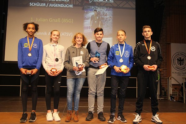 Annika Lekon (3.v.l.) wurde als Jugend-Sportlerin und Julian Gnaß (4.v.l.) als Jugend-Sportler des Jahres ausgezeichnet, ebenfalls nominiert waren Hannah Wagner, Milla Blaschke sowie Yannik Arndt und Flori Suka (v.l.) - © Klaus Frensing