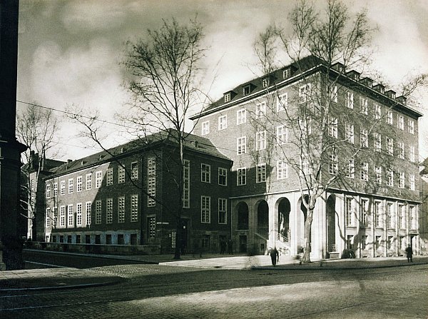 Damals: Die Sparkasse an der Herforder Straße hat sich nur wenig verändert gegenüber dem Jahr 1929. - © Stadtarchiv