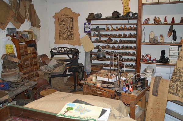 Das Sackmuseum gewährt auch Einblicke in das frühere Arbeits- und Wohnleben. Hier ist die alte Werkbank einer Schusterei zu sehen. - © Jonas Gröne