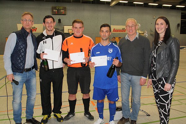 Die prägenden Akteure des Turniers: (v. l.) Der beste Spieler Florian Hartschwager (Bad Lippspringe), der beste Torwart Marco Brink (Westenholz) und Torschützenkönig Kamil Orhan (Avenwedde). - © Regina Brucksch