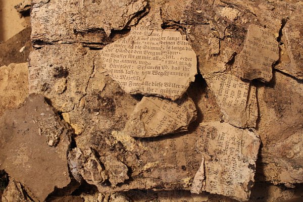 Bei der Restaurierung haben die Besitzer Reste einer historischen Bibel entdeckt. - © Sylvia Tetmeyer