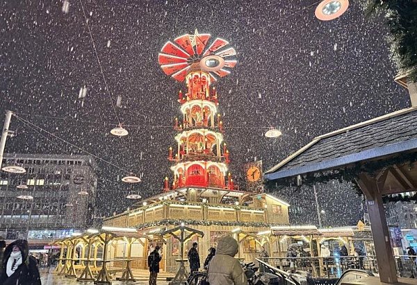 Die Pyramide auf dem Jahnplatz gehört auch 2025 zu den Highlights auf dem Weihnachtsmarkt Bielefeld. - © Paul Brinkmann