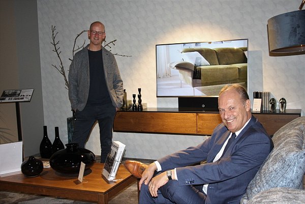 Michael Laukötter und Oliver Höner (r.), Inhaber von Musterring, in der großen Ausstellung des Händlers. - © Martin Fröhlich