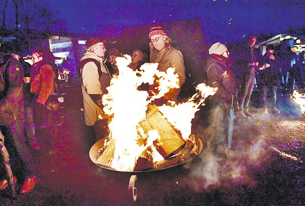 Wenig Lichtquellen: Wege und Weihnachtsmarkt wurden fast ausschließlich mit Fackeln und Feuerkörben beleuchtet. - © Jens Dünhölter