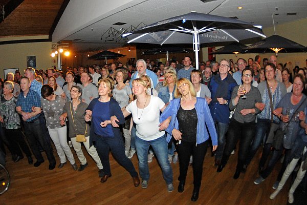 Volles Haus: Rund 350 Fans kamen, um das Trio Infernale bei seinem Abschiedskonzert ein letztes Mal zu erleben. - © STEFANIE BOSS
