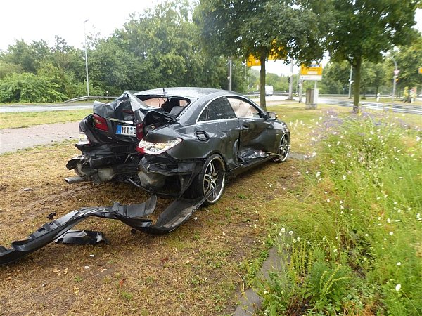 Nach einem Zusammenstoß zweier Pkw an der Kreuzung der Portastraße zur Birne sind beide Fahrzeuge nicht mehr fahrtüchtig. - © Polizei Minden-Lübbecke
