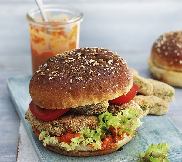 Fried-Avocado-Burger mit Ajvar-Mayonnaise: Ein kreatives Highlight aus dem Airfryer-Kochbuch „Heißluftfritteuse vegetarisch“. - © Mathias Neubauer