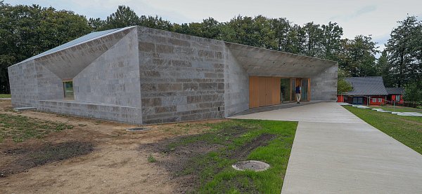 Muschelkalkstein trifft auf Eiche: Im Vordergrund das neue Böckstiegel-Museum, im Hintergrund das Eltern- und heutige rote Künstlerhaus. - © Andreas Zobe