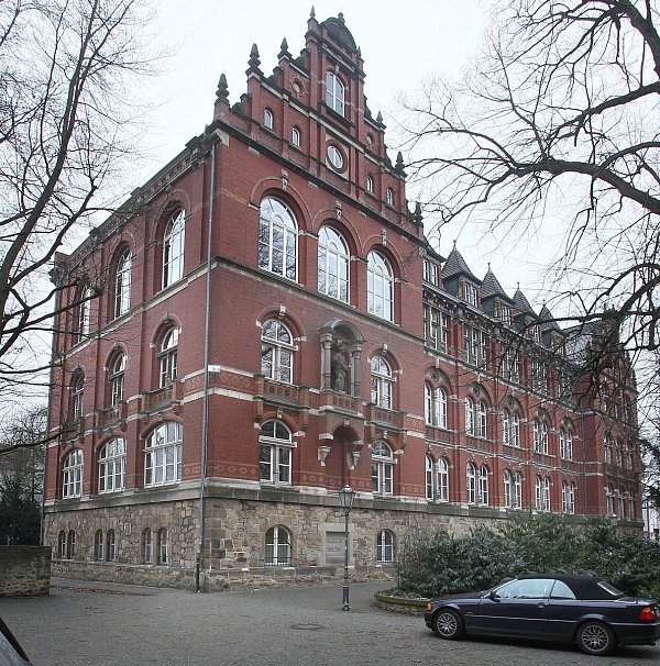Die Zeiten überdauert: Heute dient das Gebäude als Sitz der Volkshochschule des Kreises Herford. - © Frank-Michael Kiel-Steinkamp