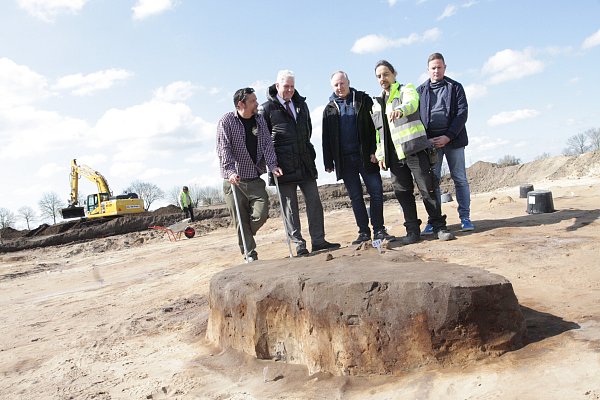 Grabungsleiter Philipp Robisnón (v. l.), Bürgermeister Werner Peitz, Sven Spiong (LWL-Archäologie), Grabungsleiter Sven Knippschild und André Harbig (Stadt Delbrück) vor den gut 1.800 Jahre alten Resten des Ofens auf dem großen Ausgrabungsfeld bei Bentfeld. - © Uwe Müller