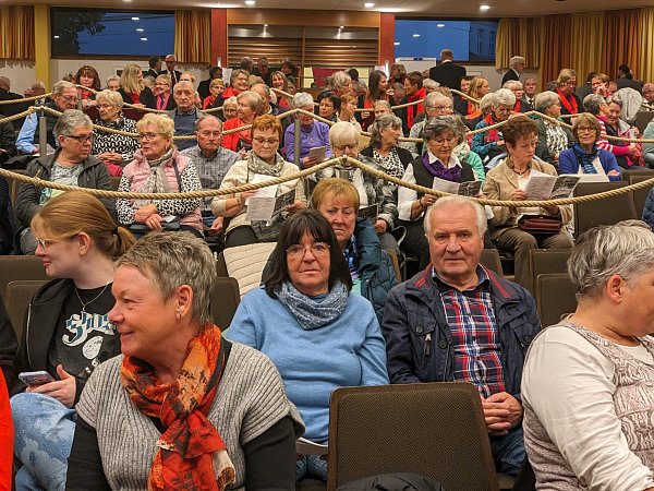 Das Pädagogische Zentrum ist zum Konzert der Chöre bestens gefüllt. - © Burkhard Battran
