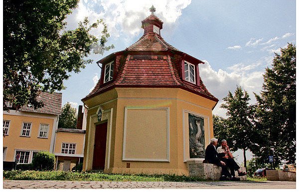 Das Delphinbrunnen-Haus am Paderborner Tor mit seinem achteckigen Grundriss und dem Mansardendach erinnert eher an eine kleine Kapelle. Im Inneren sorgen jedoch Kreiselpumpen für die Wasserversorgung in der Stadt. Die Bank vor dem Häuschen lädt zum Verweilen ein. Das Gebäude wird beim Kälkenfest ausgezeichnet. - © FOTO: CHRISTINA ZIMMERMANN