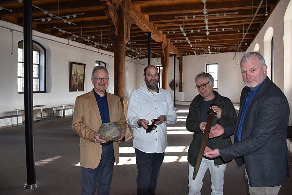 Schwerter, mit denen die alten Sachsen Karl den Großen bekämpften, präsentieren Michael Koch (Stadtarchivar, v. l.), Ralf Mahytka (Stadtarchäologe), Martin Kroker (LWL-Museum in der Kaiserpfalz Paderborn) und Georg Eggenstein (Eggenstein EXPO Dortmund). - © Huxarium-Gartenpark Höxter/Madita Alberding