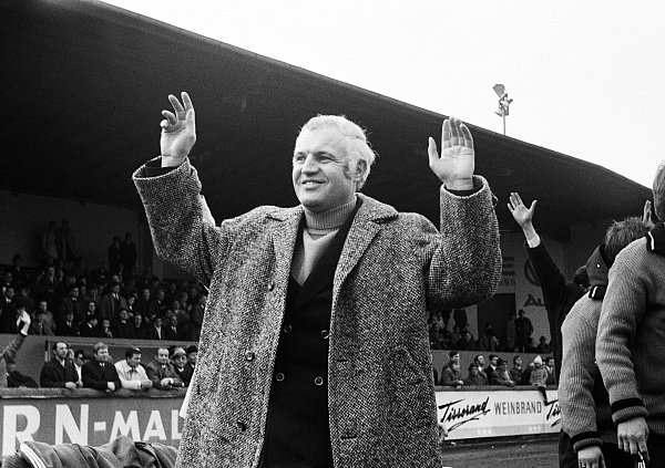 Der ehemalige Arminia-Trainer Egon Piechaczek hatte die Idee, Spiele zu kaufen. - © imago images
