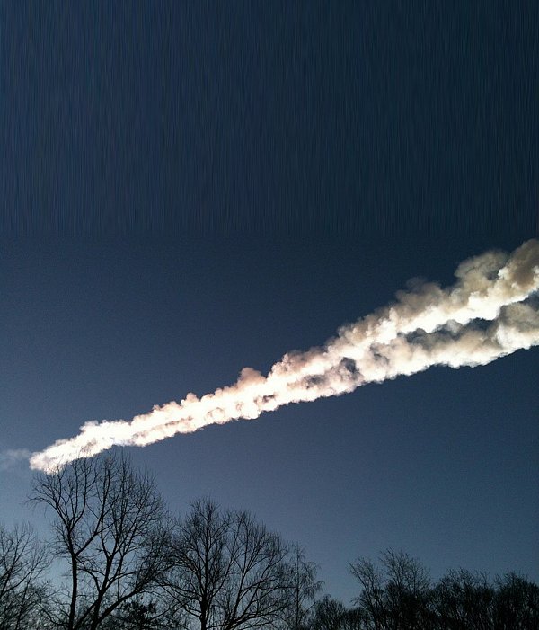 Erkennungsmerkmal: Ein Meteor hinterlässt stets einen weißen Streifen, der seine Flugbahn deutlich nachzeichnet, wie hier 2013 über Tscheljabinsk in Russland. - © dpa