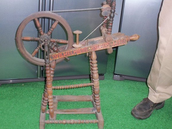 Dieses Spinnrad der Urgroßmutter Krüger von 1865 "wanderte" soeben mit Expert-Hilfe sicher von Mennighüffen nach Roanoke, Illinois (USA). - © FOTO: FRIEDL SCHÜTTE