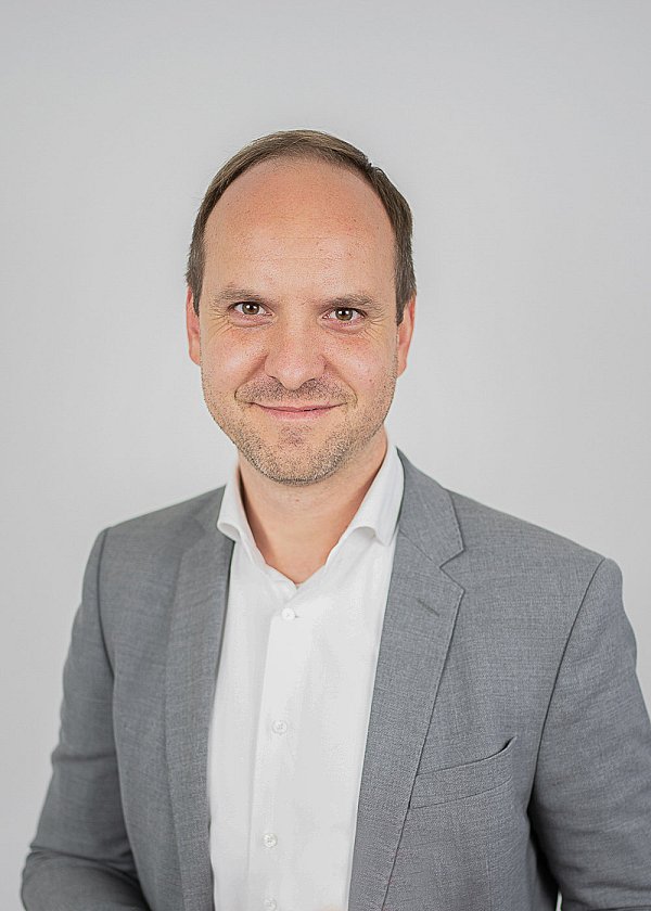 Immer ein Lächeln auf den Lippen: Christian Bleeker ist heute wieder gerne Chef.  - © Leslie Johannmeier