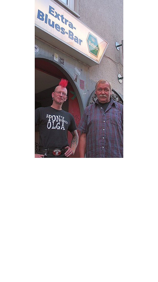 Betriebsleiter "Haggety" (links) und der Vereinsvorsitzende Winfried Motzkus vor der Extra Blues Bar. - © FOTO: ROUVEN RIDDER