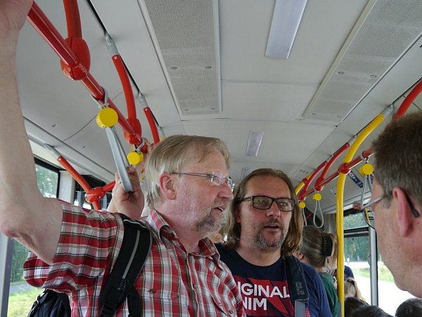 Im Bus: Die Mitglieder der Kreistags-Fraktion Josef Schrader (l.) und Ricardo Blaszczyk fragen sich, wie sich Schulkinder an den Schlaufen und Stangen an der Decke festhalten sollen. - © Grüne Höxter